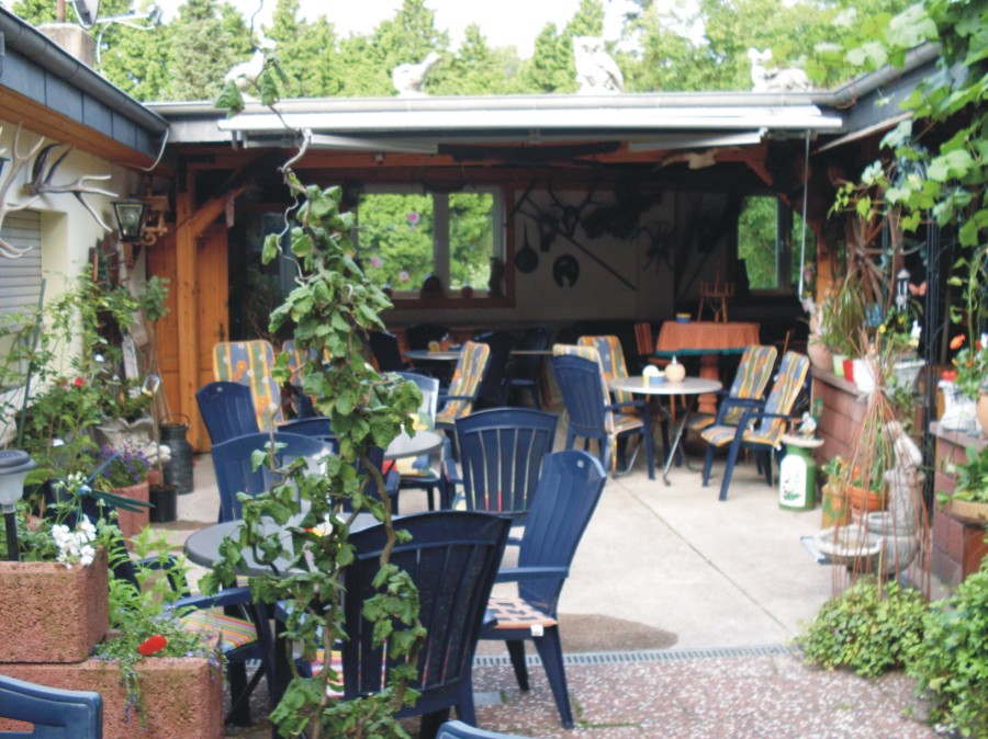 Unser Biergarten mit 35 Pltzen ,fr jeden ein Mu nach Feierabend. Auch geeignet fr Firmen  und Afterworkpartys